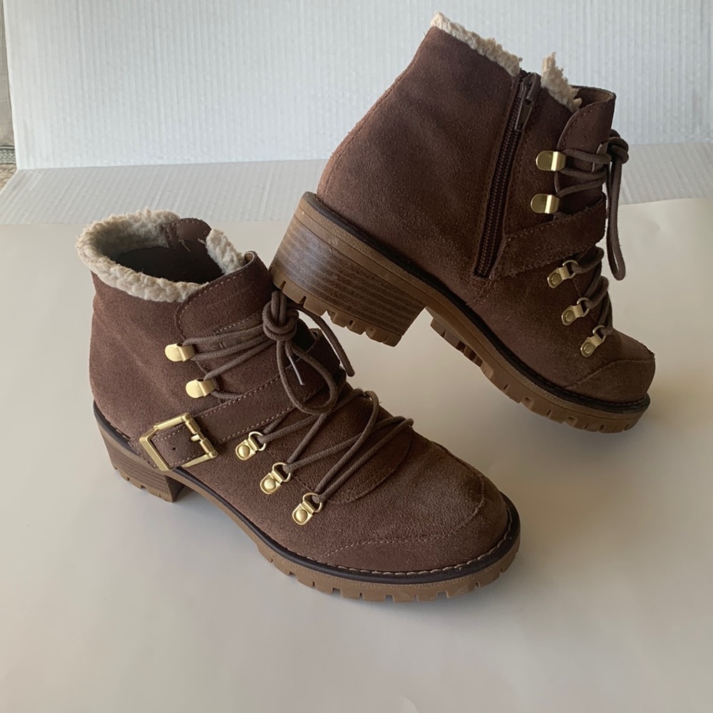 Sports Lug Sole Brown Suede Boots. SIZE 8
